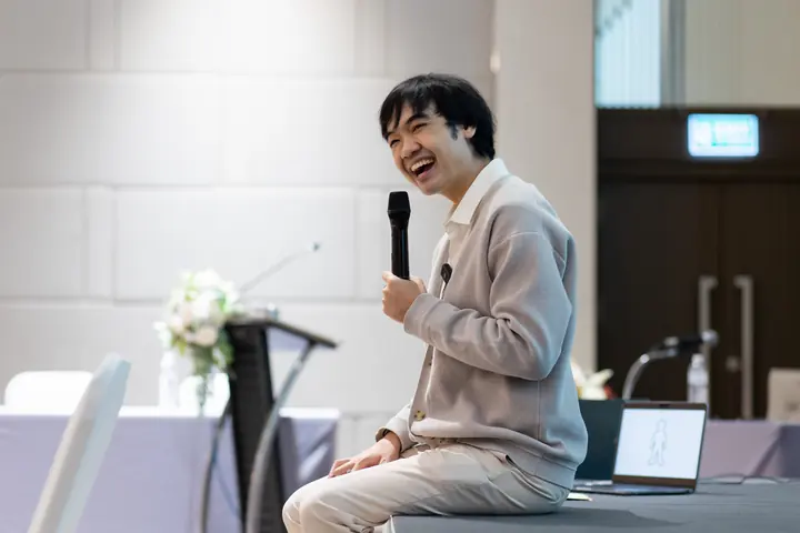 หมอวอปหัวเราะระหว่างบรรยาย